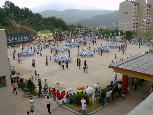 아파트 단지는 산 중턱. 학교는 산 정상에 있다. 